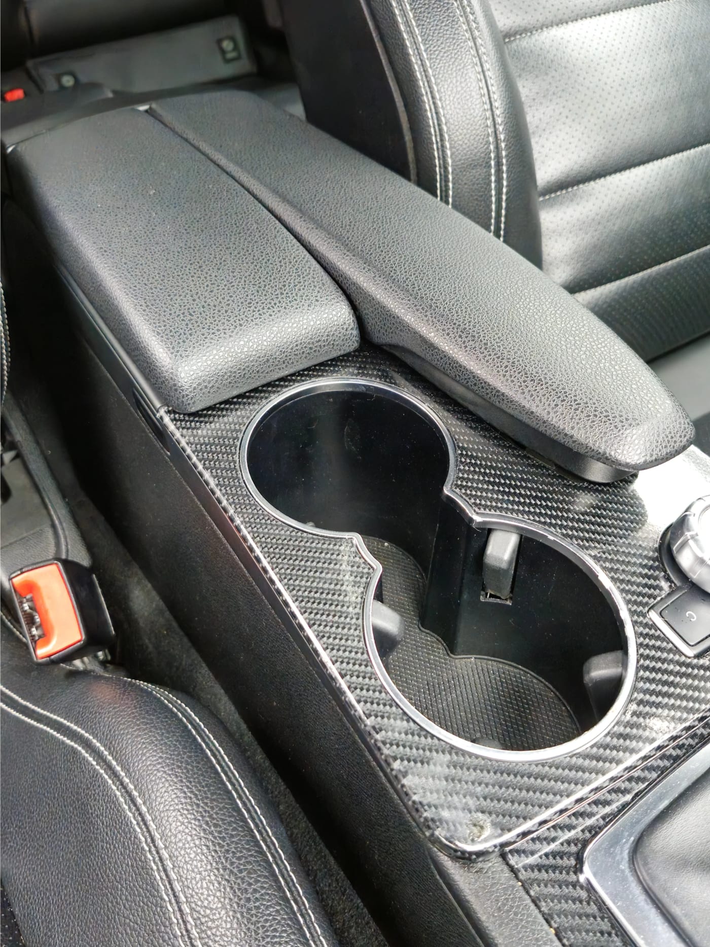 Mittelkonsole & Cupholder – vor der Aufbereitung