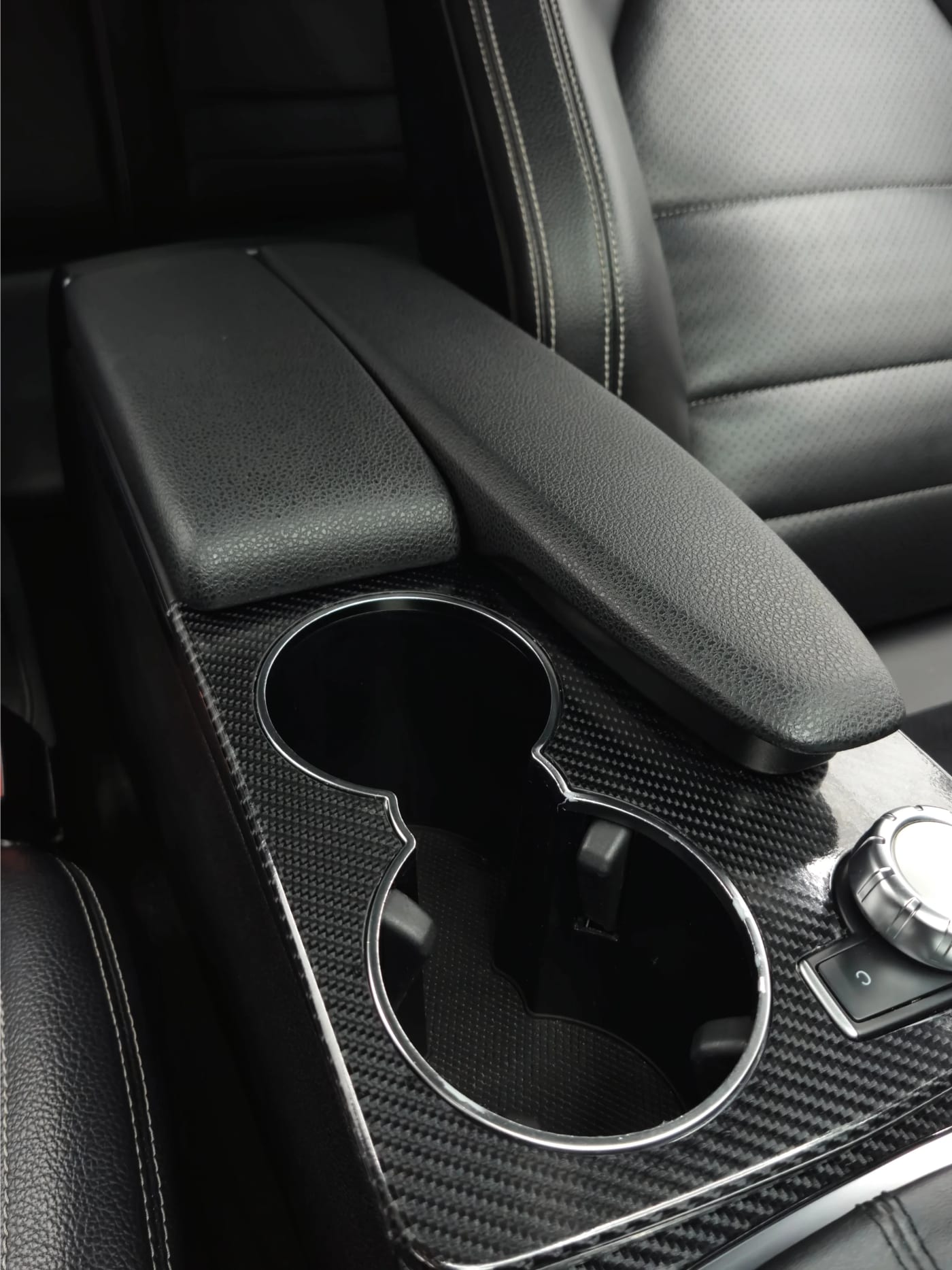 Mittelkonsole & Cupholder – nach der Aufbereitung