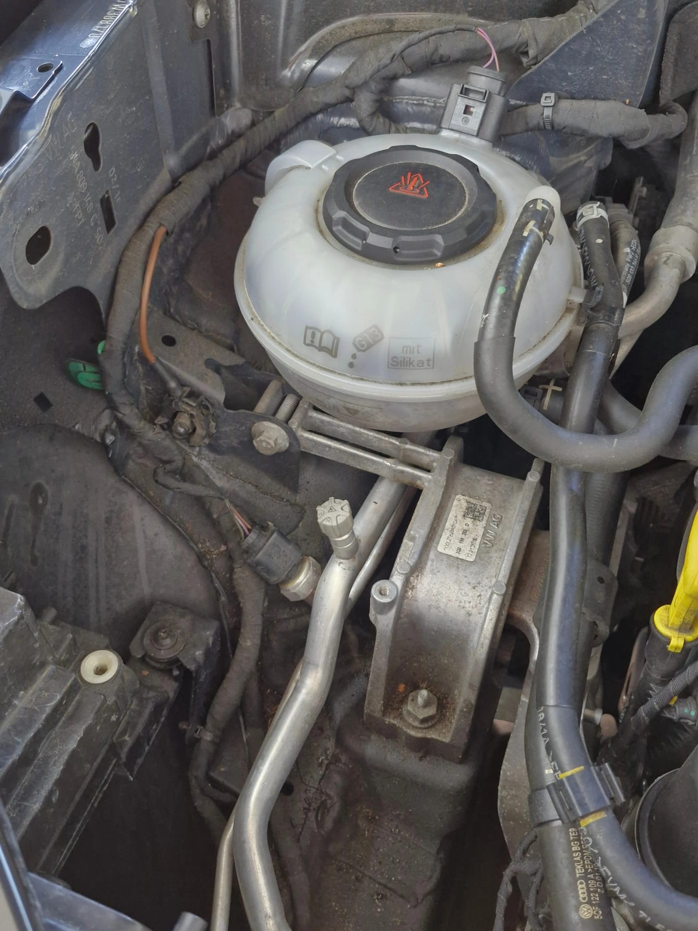 Motorraum-Detail – vor der Aufbereitung